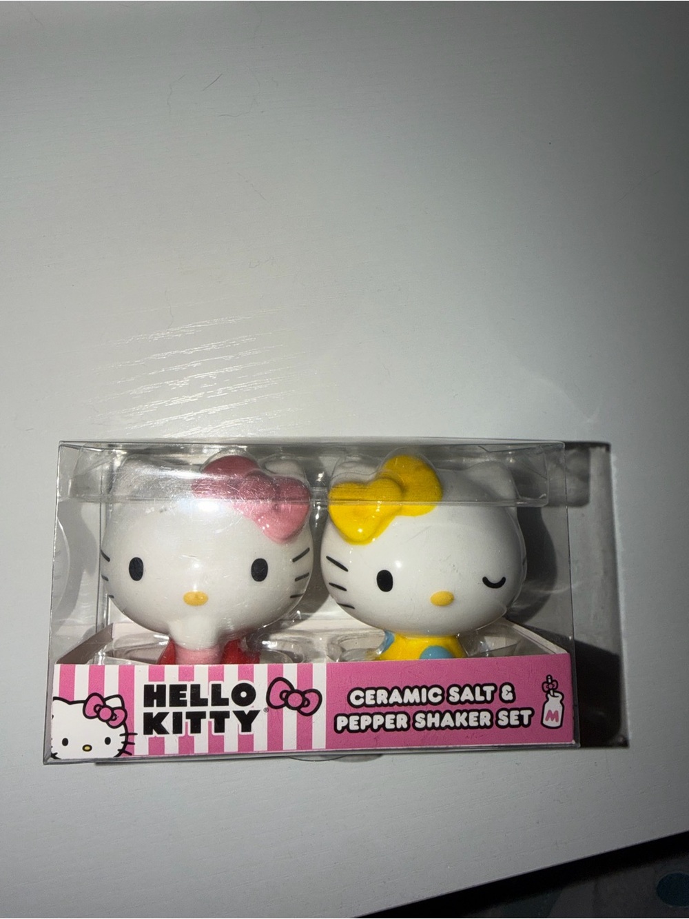 Hello kitty and sister salt and pepper set